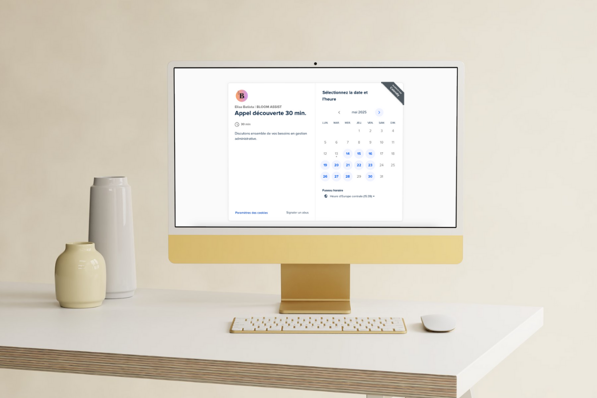 Ordinateur de bureau avec une fenêtre internet ouverte sur le site de réservation Calendly, pour prendre rendez-vous avec Bloom Assist - Assistante administrative indépendante, pour un appel découverte gratuit